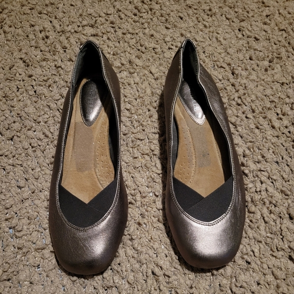 WOMENS MICHELLE D BRONZE BALLET FLAT SHOES SIZE 8.5 - Picture 2 of 13